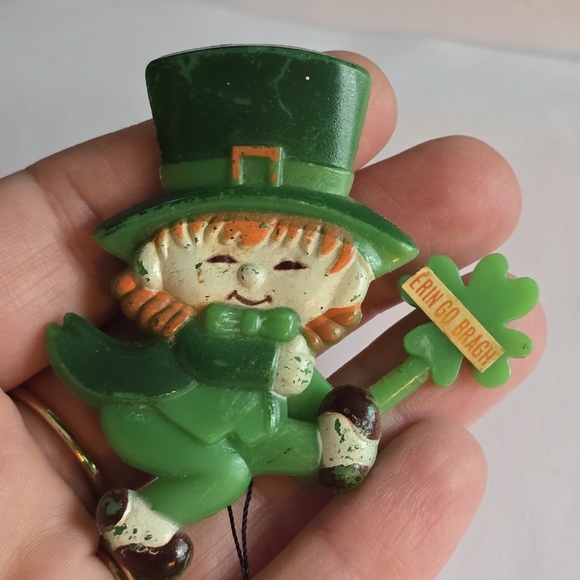 Vintage Leprechaun brooch 1978 Creative Creations Waving St Patrick’s Day - Picture 11 of 11